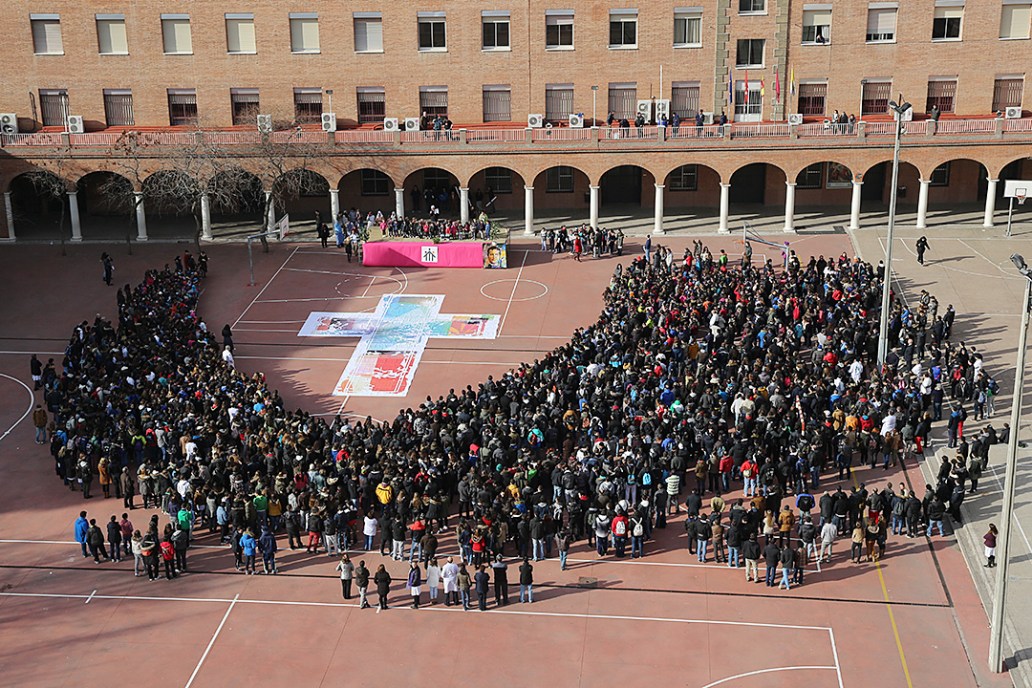 cruz gigantografía, salesianos atocha, departamento artes gráficas, vista posterior