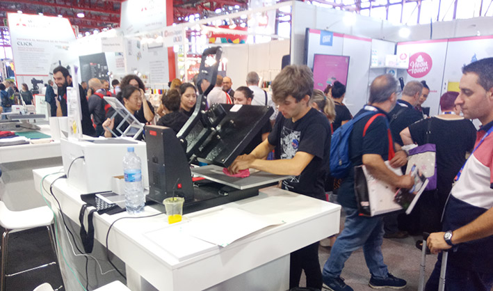 cprint 2019 alumnos de preimpresión digital departamento de artes gráfica salesianos atocha colaborando en los stands